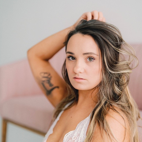 Meet your Posher, Kayla - Picture 1 of 2